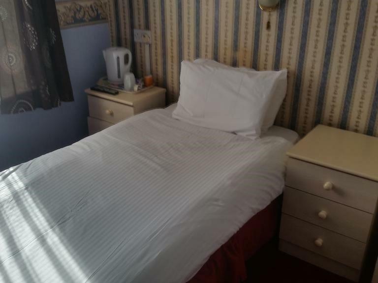 Pleasure Hotel By The Beach. Blackpool Room photo